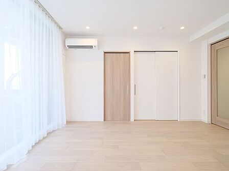 南向きの大きな開口部からやわらかな光が差し込むリビングダイニング。お子さまがリビングで勉強をしたり遊んだりする様子を見守りながら、ご家族それぞれが思い思いの時間を過ごせる心地よい空間です。