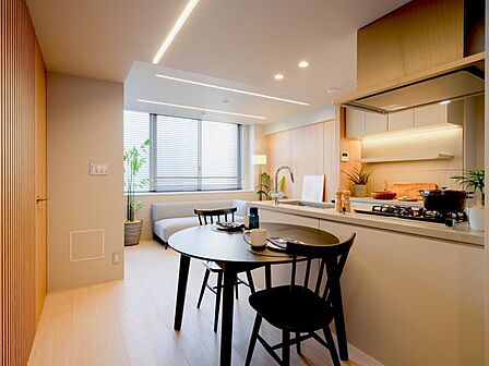 ユナイテッドアローズ社が監修したリノベーションを施したお部屋です。リビング天井にはライン照明を設置し、よりいっそうスタイリッシュに洗練された空間を演出しています。