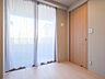 洋室：朝の光が静かに満ちていく洋室です。やさしく降り注ぐ陽光に包まれながら目覚める暮らしを実現できます。