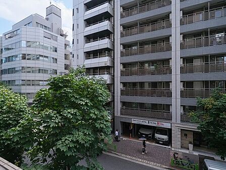 周辺にはマンションやオフィスビルが建ち並び、都心ならではの街並みを身近に感じられる眺望です。足元には街路樹の緑も見え、景色に彩りを添えています。