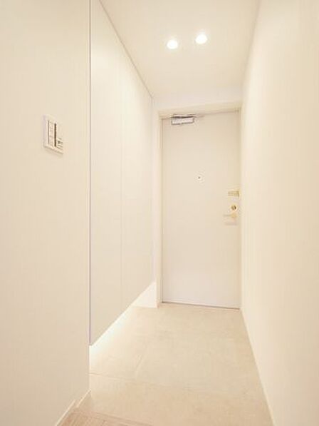 白を基調としたシンプルな設えが、住まい全体の上質さを予感させる玄関です。玄関扉を開けた瞬間、人感センサー照明がやわらかく灯り住まう方を優しく迎える、心配りが息づく玄関です。