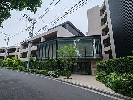 2019年築の閑静な住宅街に佇むレジデンスです。複数路線利用可能な「日吉」駅まで徒歩7分です。買い物も便利な住環境です。