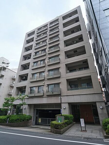 飯田橋駅を生活圏とする新宿区新小川町。複数駅・複数路線利用可能な交通利便性に加え、神楽坂の賑わいも身近に享受する魅力的なロケーションです。