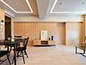 リビング/ダイニング：木目の建具とやわらかな色合いのフローリングが調和するLDKです。開放感のある空間設計で、キッチンとのつながりも感じられ、ゆとりある暮らしを演出します。