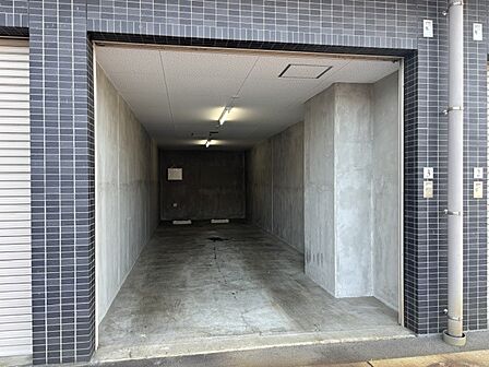 リモコン付きの2台駐車可能な分譲ガレージがございます。※任意購入