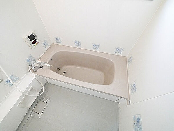画像6:大きな浴槽でゆっくり入浴できます