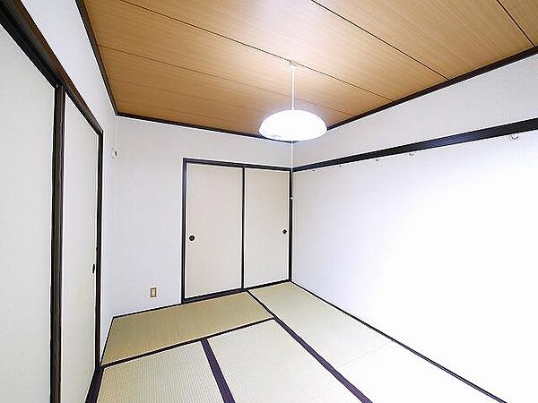 画像27:畳の上でゆっくりとくつろげる和室です