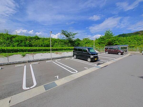画像25:ゆったり駐車スペース