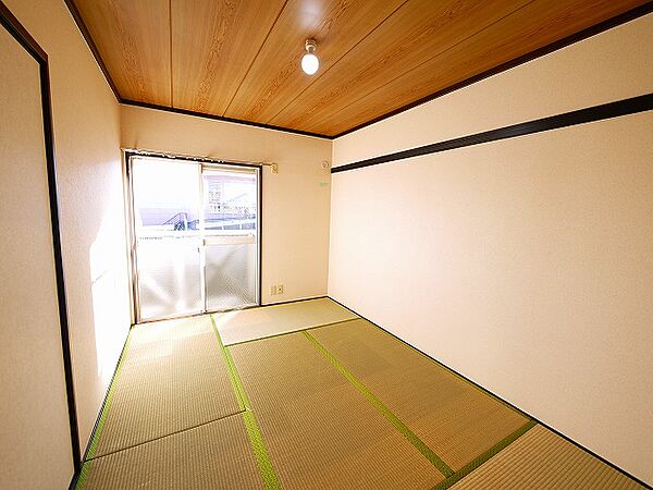 画像21:畳の上でゆっくりとくつろげる和室です
