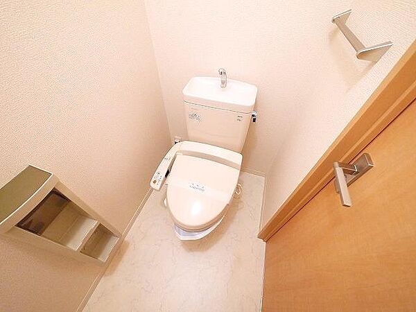 トイレ：落ち着いた色調のトイレです