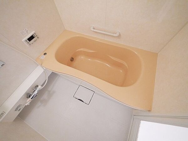 画像6:足が伸ばせる一坪浴槽です。