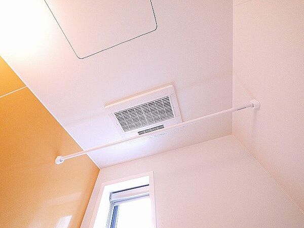 画像28:窓と乾燥機付きの浴室は湿気に悩みません