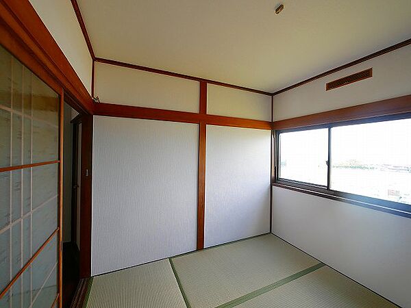 画像6:日本らしい落ち着いた雰囲気の和室です