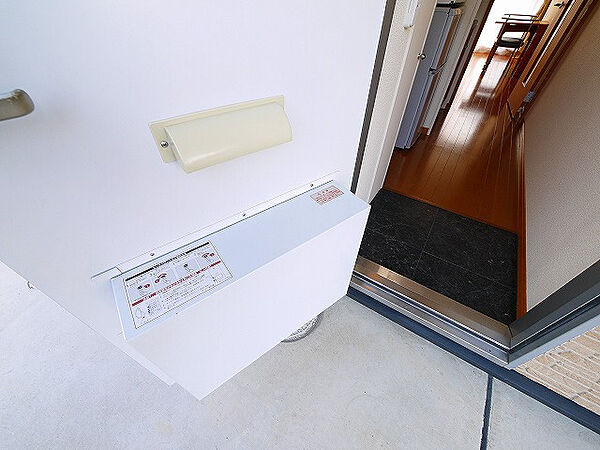 画像12:玄関ドアには宅配ボックスがついてます。