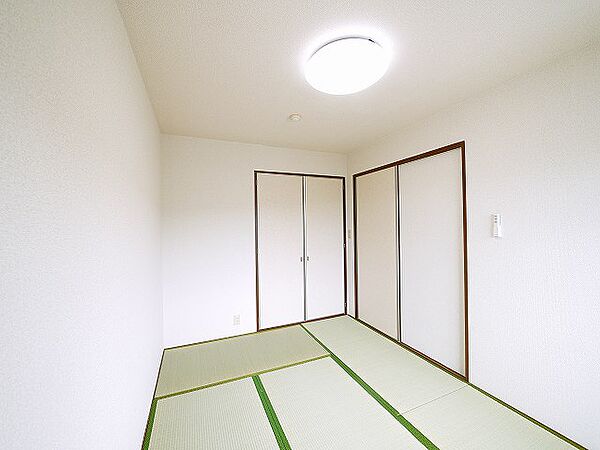画像20:明るい和室です