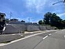 外観：1-4号棟は、歩道付きのゆとりある幅員12.5mの道路に接道。住まいを道路より一段高い位置に配置することで、道路からの視線に配慮し、プライバシー性を高めた落ち着きのある住環境を実現しました。