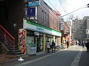 ファミリーマート（115m）