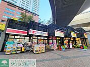 ココカラファイン 目黒大橋店 徒歩2分。 90m