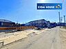 外観：前面道路を含む外観