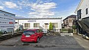 秋川街道沿い、アスファルト敷きの駐車場です。