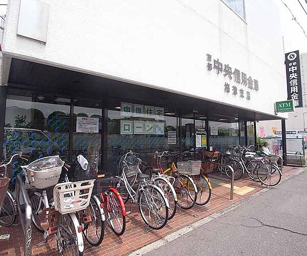 画像5:京都中央信用金庫 梅津支店まで512m 四条通沿いにございます。周辺にはスーパーやコンビニも多くあり