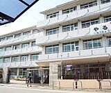 伏見南浜小学校まで173m 活気溢れる小学校です。