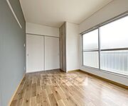 6帖洋室とダイニングキッチンの引き戸を閉めたところです。