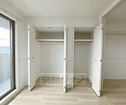 5．6帖洋室の大容量収納です。