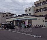 ファミリーマート太秦丸太町店まで200m 広い駐車場が特徴のコンビニです。丸太町通り沿いにございます。