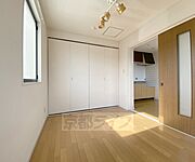 ＤＫと一体で使用できる5．5帖洋室です。