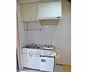 ガスコンロ2口備え付けの自炊しやすいキッチンです。