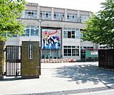 向島東中学校まで280m 活気のある中学校です。