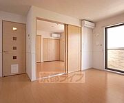 横の洋室と繋がります。