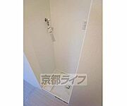 室内に洗濯機置けます。