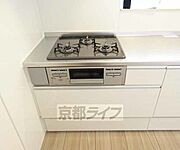 3口ガスコンロ付き。
