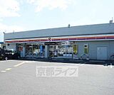 ファミリーマート伏見向島本丸店まで171m 最寄駅は観月橋。24号線の高架下に構えております。駐車場広いです。