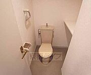 棚付きのトイレで便利です。