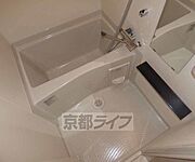 白を基調としたきれいなお風呂です。明るい雰囲気です。