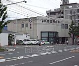 京都中央信用金庫 常盤支店まで208m 丸太町山越の交差点を西にいったところにございます。丸太町通り沿い南側。