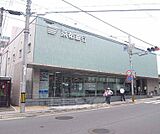 京都銀行 帷子ノ辻支店まで160m 三条通り沿いに有り、嵐電帷子ノ辻駅すぐそば