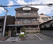 建物を正面から。