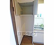 冷蔵庫置き場上部にも広い収納があります。