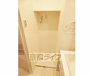 脱衣所に洗濯機が置けます。