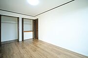 バルコニーに面した、洋室約7．5帖となっております♪