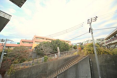 3階部分の南向きで、陽当り良好となっております♪