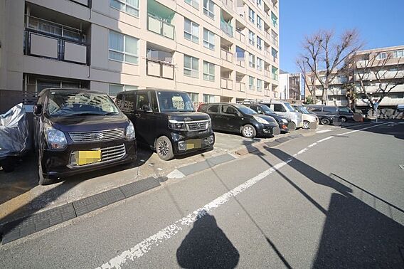 敷地内駐車場で...