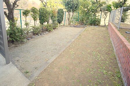 マンションの敷地内には、植栽のある裏庭スペースがございます♪
