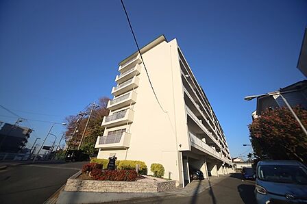 マンションの敷地内には、植栽が施されております♪