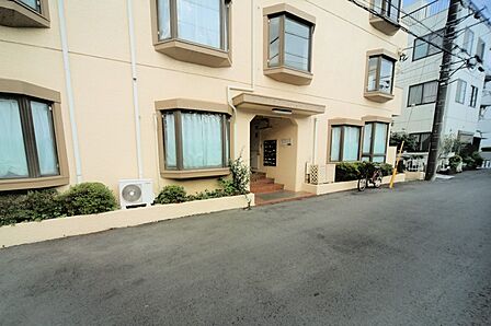 マンションの敷地内には、植栽が施されております♪