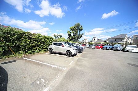 敷地内駐車場です(空き状況はお問い合わせ下さいませ。)